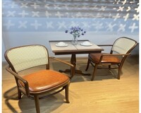 Bàn trà chân tiện ghế Thonet có tay