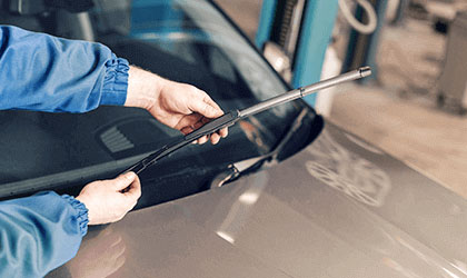 Dịch vụ cần gạt nước kính chắn gió