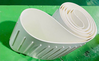 Băng tải PVC trắng dán gờ cao 10mm gỡ chữ T