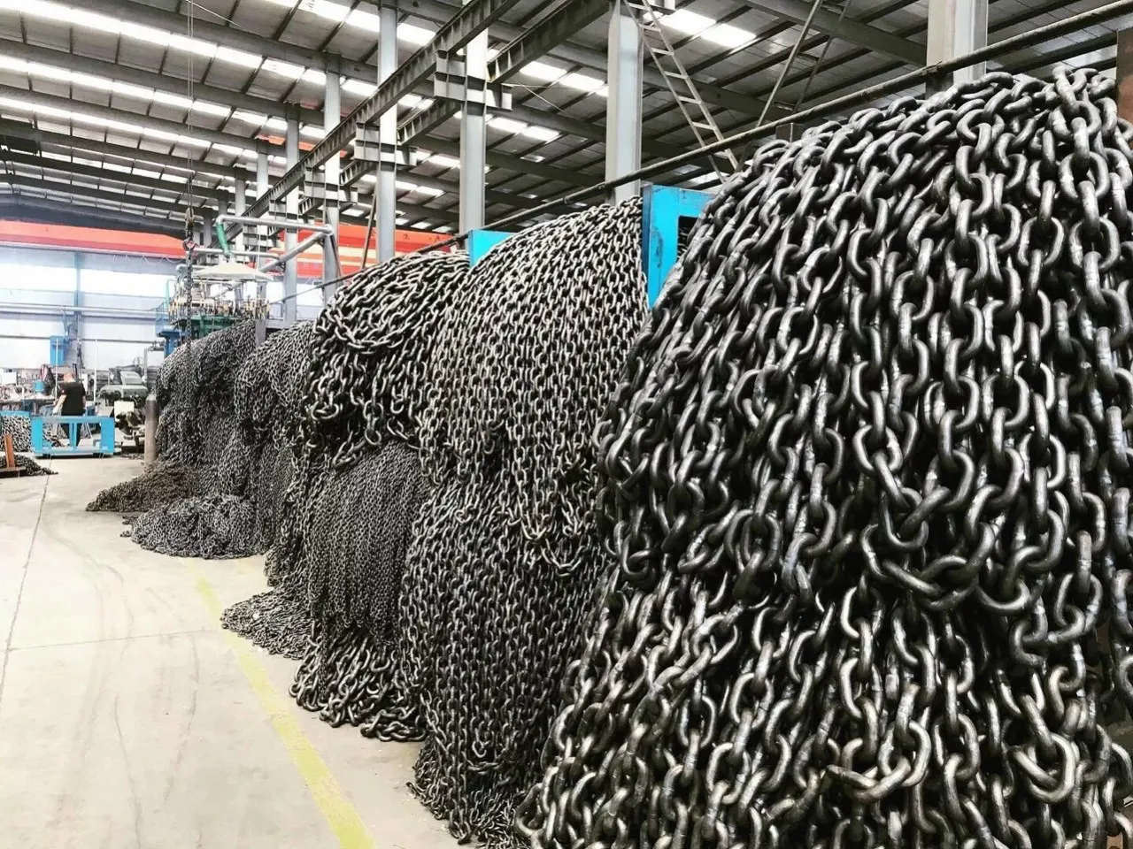 Dây xích đen cẩu hàng
