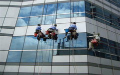 Dịch vụ lau kính nhà cao tầng