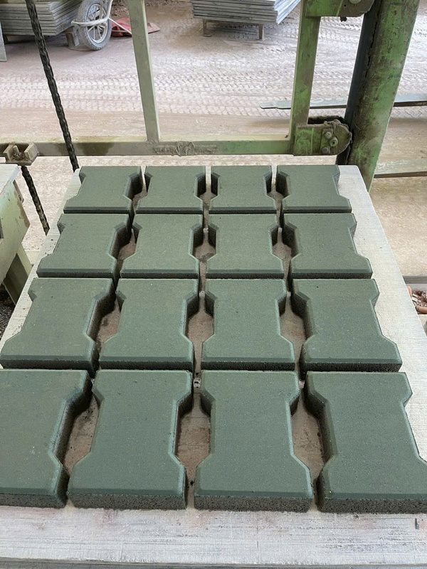 Gạch tự chèn chữ I màu xanh