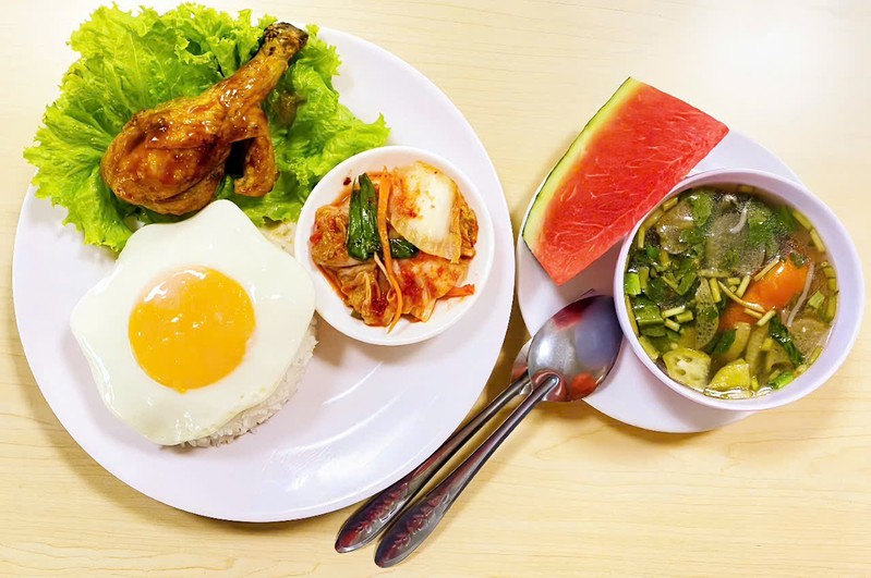 Cơm văn phòng đùi gà