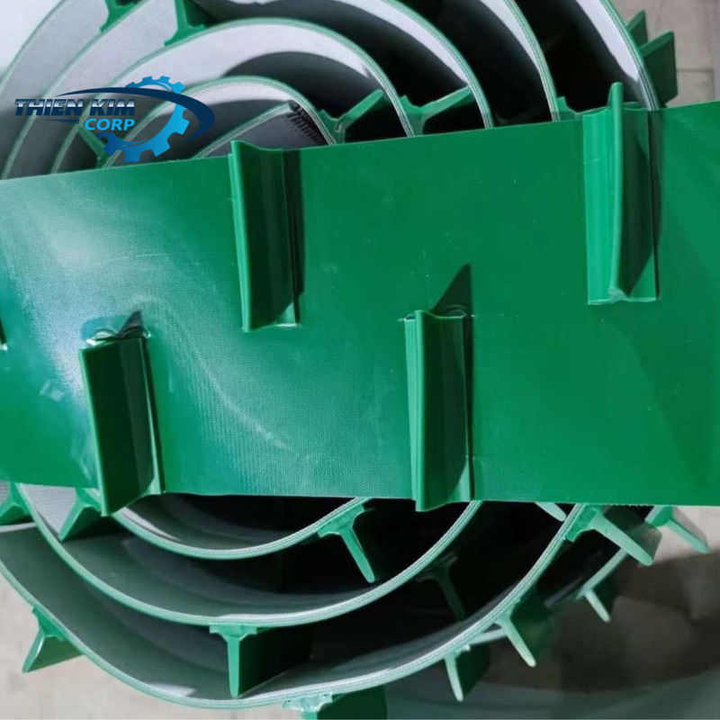Băng tải PVC xanh dán gờ