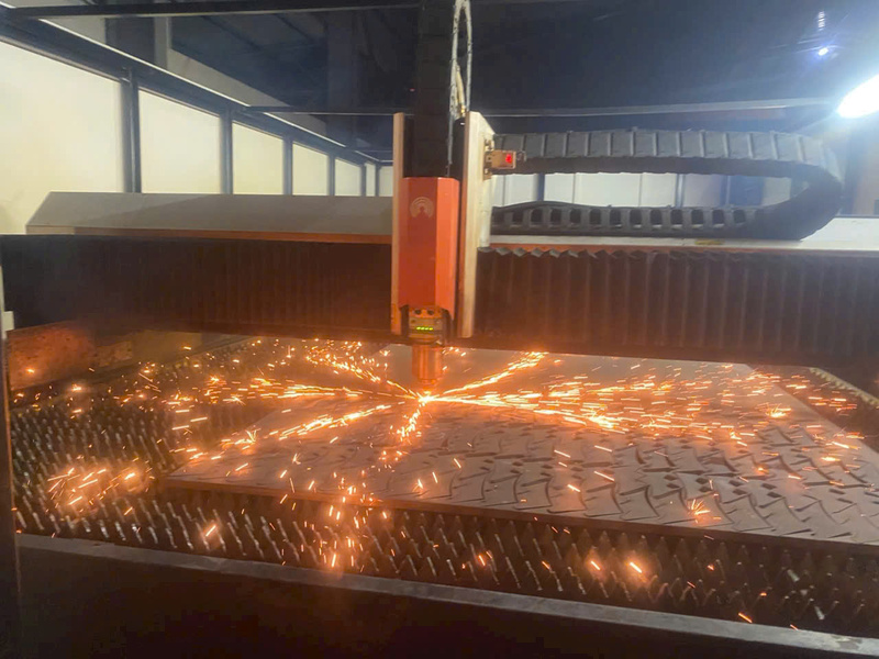 Gia công thép tấm bằng máy laser công suất lớn