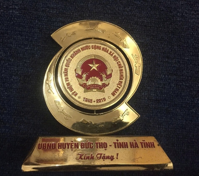 Biểu trưng để bàn đúc đồng
