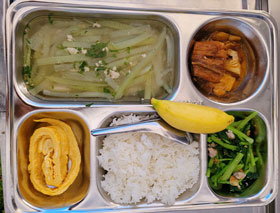 Trứng cuộn sườn om canh bí