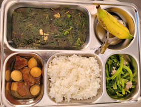 Thịt kho hột vịt rau xào