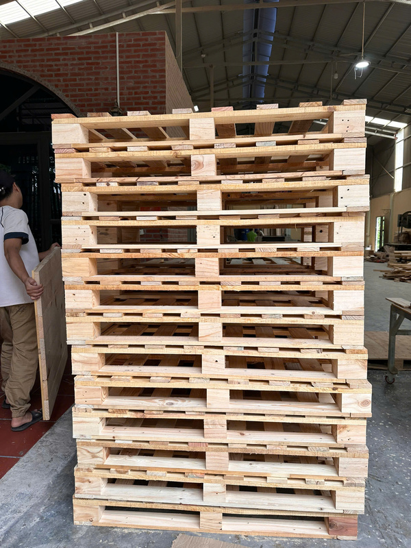 Pallet gỗ 4 hướng nâng