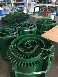 Băng tải PVC xanh dán bèo 2 bên