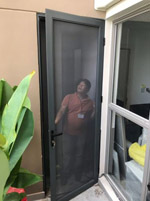 Cửa lưới chống muỗi inox mở quay thông minh hiện đại
