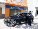 Bảo vệ yếu nhân áp tải tiền bằng xe đặc chủng của công ty