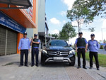 Bảo vệ yếu nhân áp tải tiền bằng xe đặc chủng của công ty
