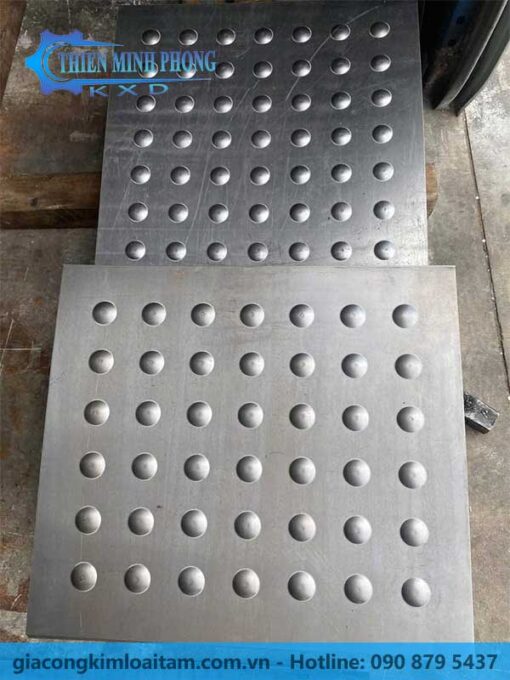 Tấm kim loại đập gân tròn