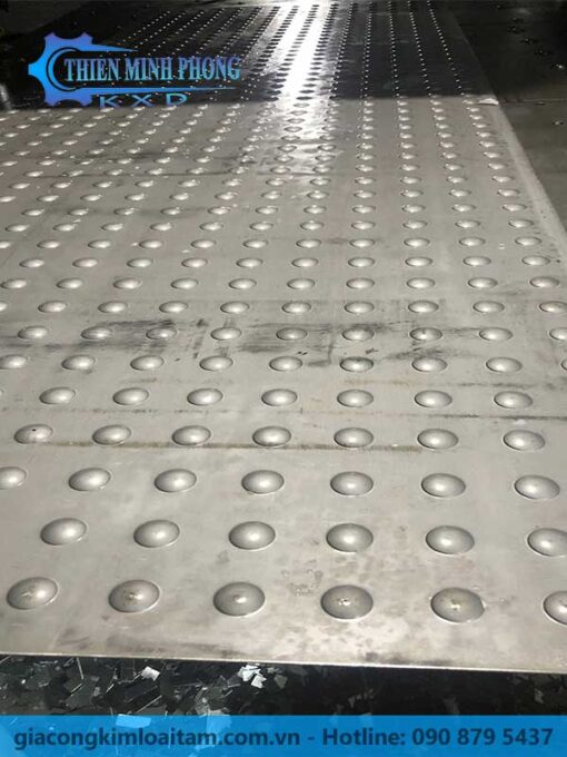 Tấm kim loại đập gân tròn