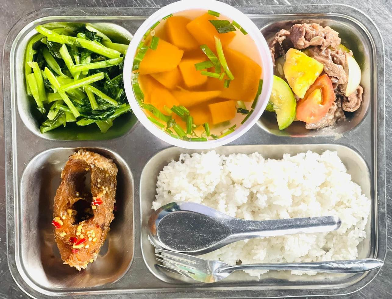 Bò xào dưa leo cá chiên