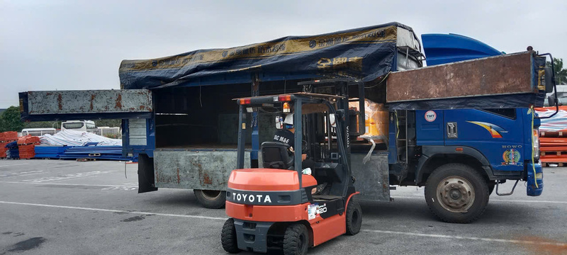 Vận chuyển hàng hóa bằng xe tải