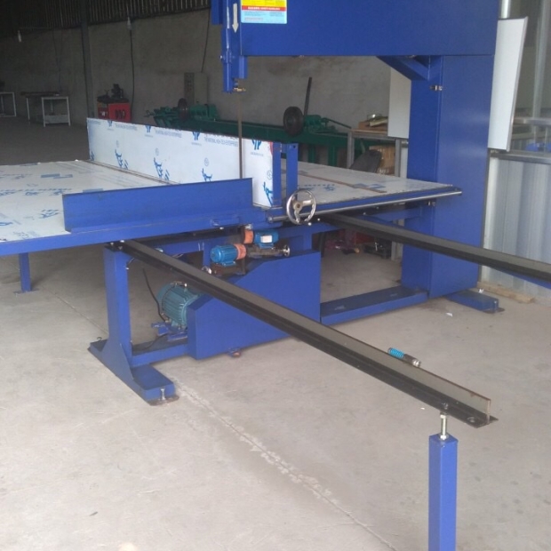Máy cắt mút đứng