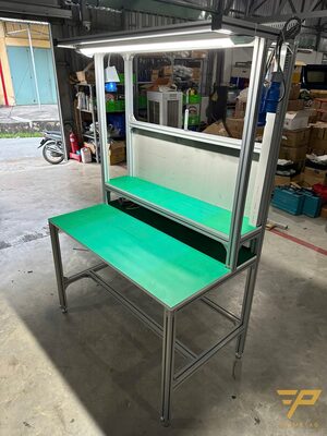Bàn thao tác ống thép bóc nhựa có đèn kệ tầng